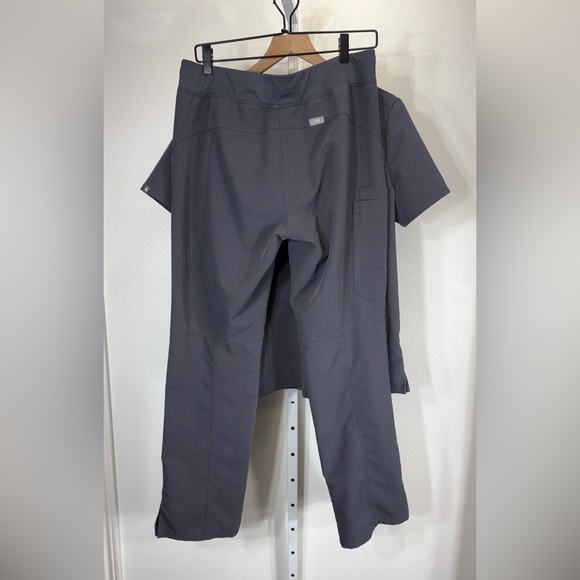 FIGS SET CHARCOAL GRAY RED Casma Kade Size Medium - Picture 3 of 10